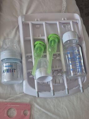 Munchkin White Bottle Drying Rack with Green Accessories